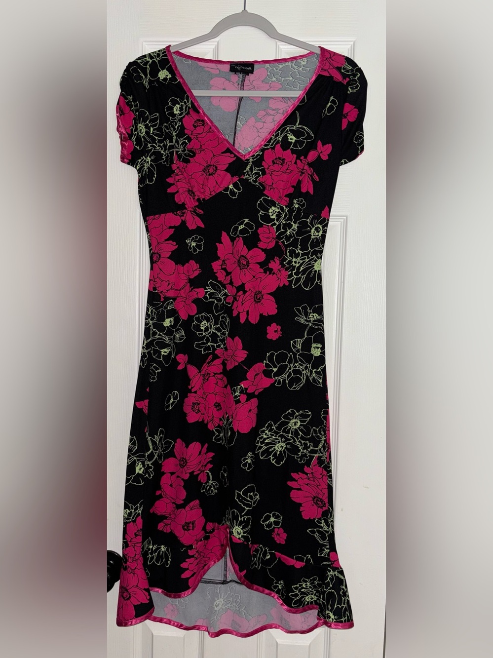 My Michelle Dress Juniors Size Medium Slight Hi Low Floral Hot Pink Black V Neck